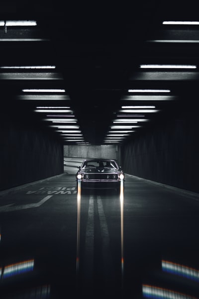 隧道里的黑色跑车
